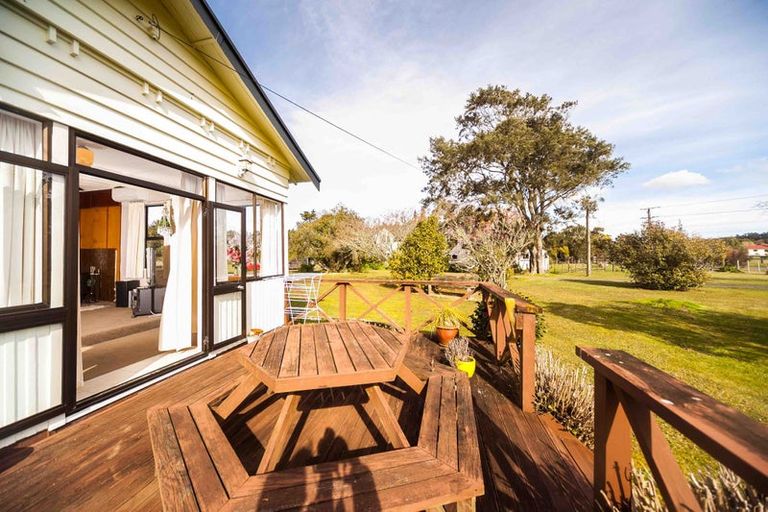 Photo of property in 190 Boord Crescent, Kumeu, 0891