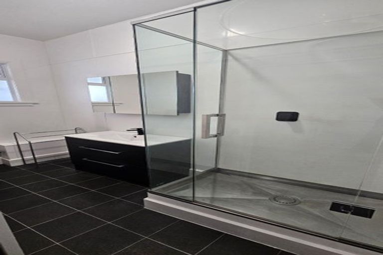 Photo of property in Devonport Apartments, 38/127 Saint Aubyn Street, New Plymouth, 4310