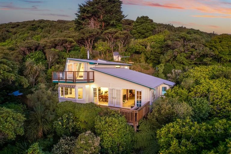 Photo of property in 11 Reserve Road, Plimmerton, Porirua, 5026