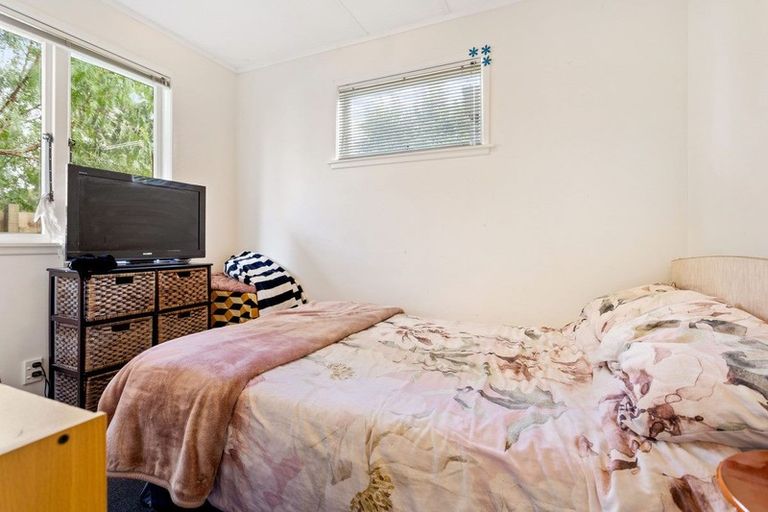 Photo of property in 2/99 Hobsonville Road, West Harbour, Auckland, 0618