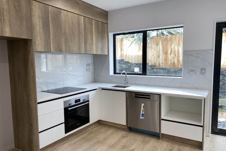 Photo of property in 5/16 Buisson Glade, West Harbour, Auckland, 0618