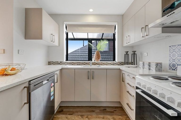 Photo of property in 1/21 Jumento Place, Unsworth Heights, Auckland, 0632