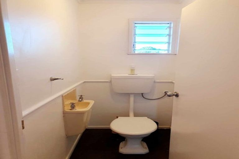 Photo of property in 8 Aplin Place, Birkdale, Auckland, 0626