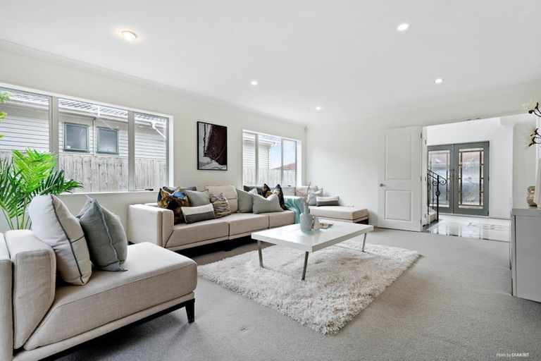 Photo of property in 11a Gerwyn Place, Pakuranga Heights, Auckland, 2010