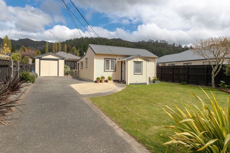 Photo of property in 21a Korau Grove, Stokes Valley, Lower Hutt, 5019