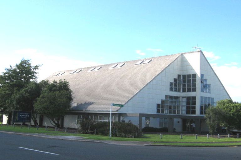 Photo of property in 2/28 Akoranga Drive, Northcote, Auckland, 0627