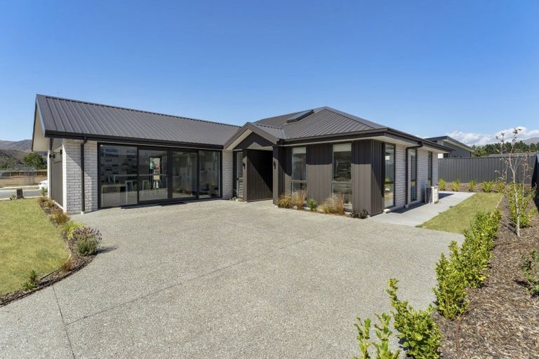 Photo of property in 2 Travertine Street, Cromwell, 9310