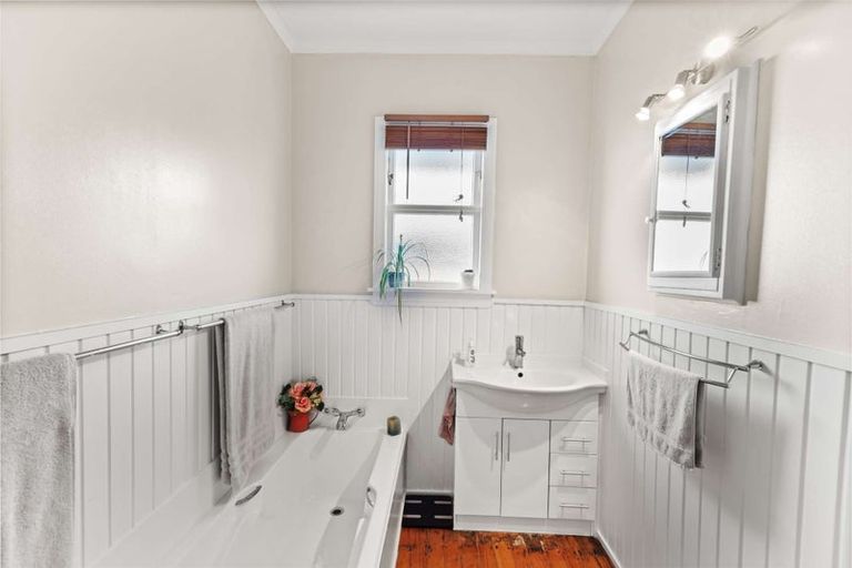 Photo of property in 33 Great North Road, Saint Johns Hill, Whanganui, 4501