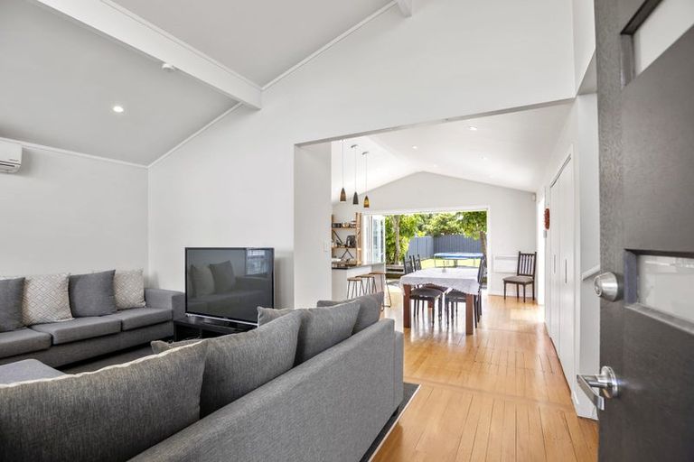 Photo of property in 18 Farnborough Crescent, Mangere, Auckland, 2022