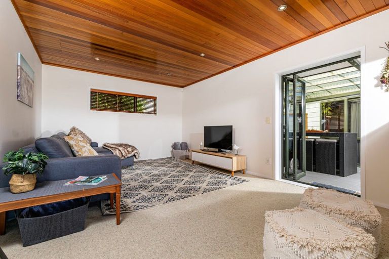 Photo of property in 65 Roberts Road, Matakatia, Whangaparaoa, 0930