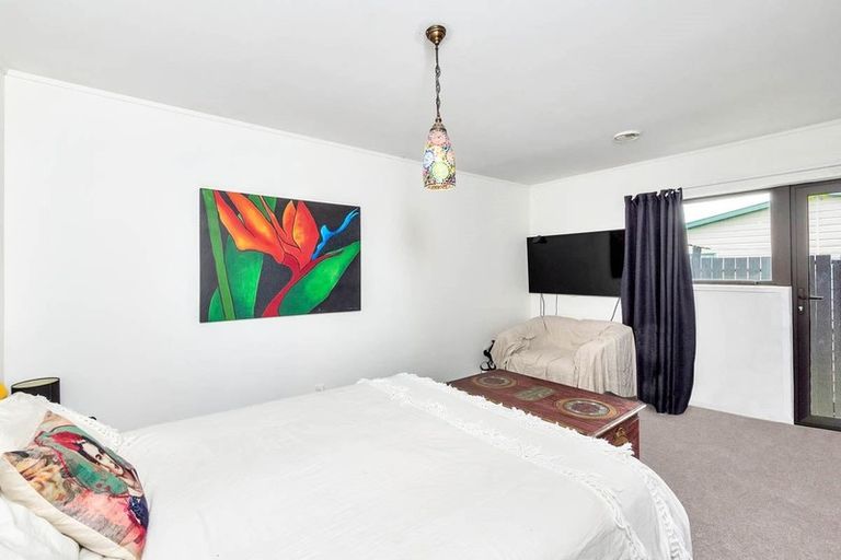 Photo of property in 3/98 Roberts Road, Te Atatu South, Auckland, 0610