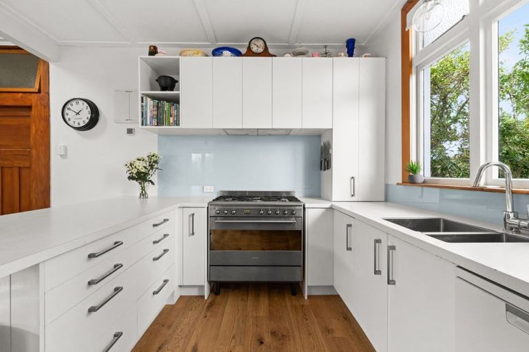 Photo of property in 34 Bowling Road, Greenmeadows, Napier, 4112