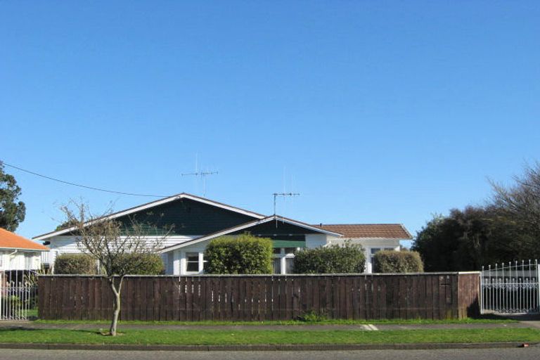 Photo of property in 45 Queenwood Road, Levin, 5510