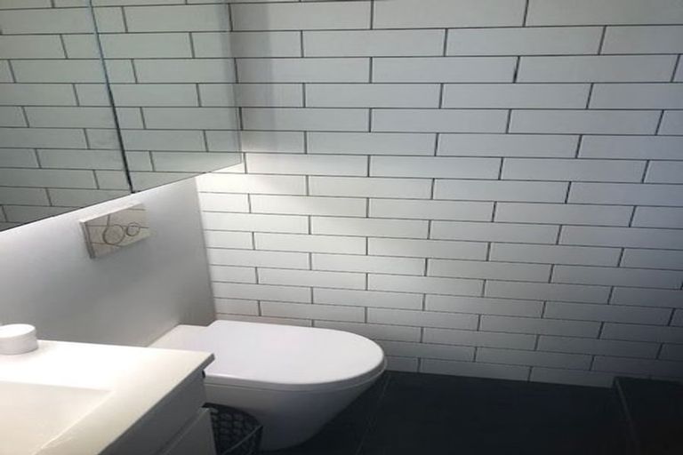 Photo of property in 16 Chapman Road, Te Atatu Peninsula, Auckland, 0610