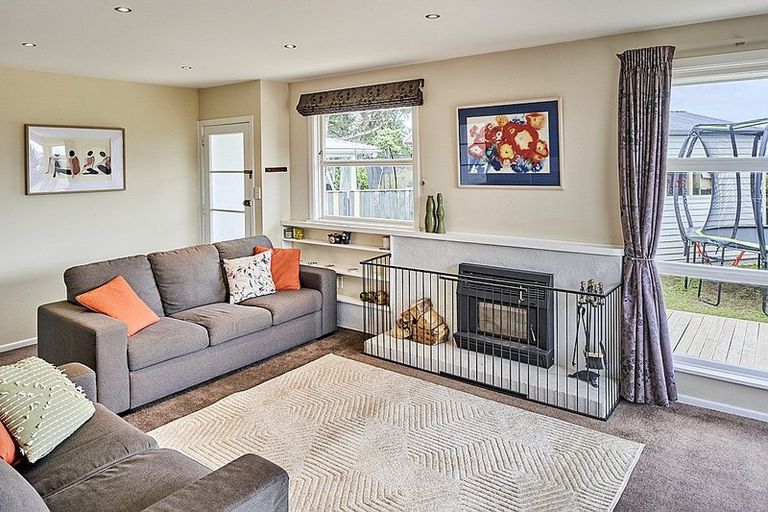 Photo of property in 11 Dunmail Way, Newlands, Wellington, 6037