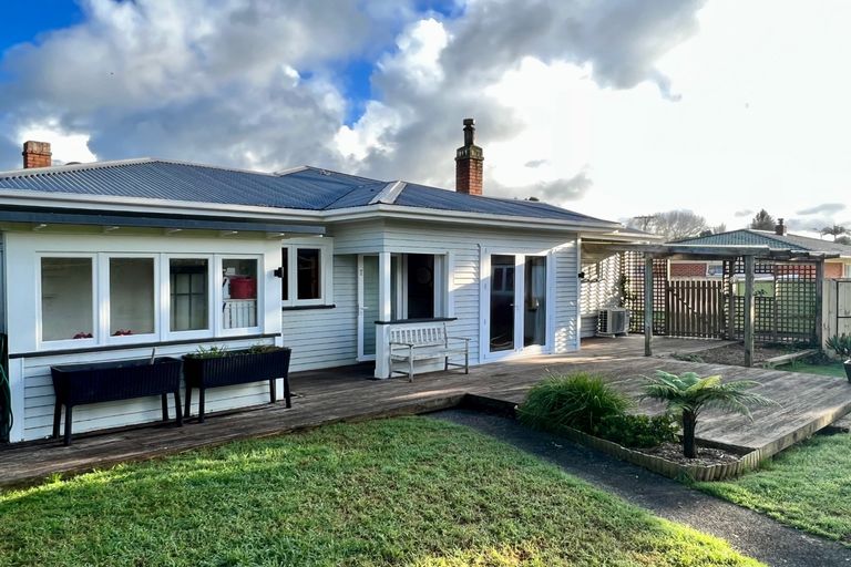 Photo of property in 6 Stonehurst Avenue, Waiuku, 2123