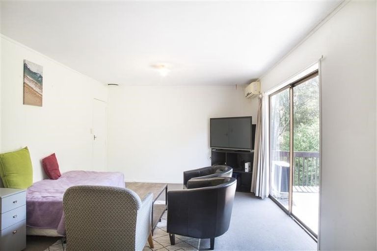 Photo of property in 58 Easton Park Parade, Glenfield, Auckland, 0629