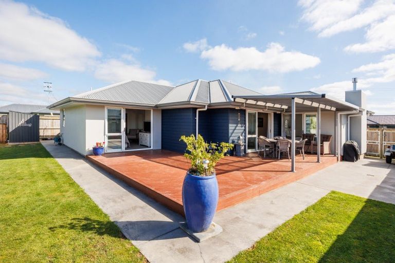 Photo of property in 6 Atlantic Drive, Fitzherbert, Palmerston North, 4410