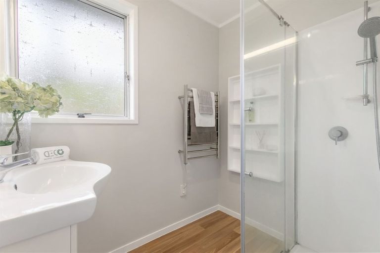 Photo of property in 8 Erica Road, Sunnynook, Auckland, 0620