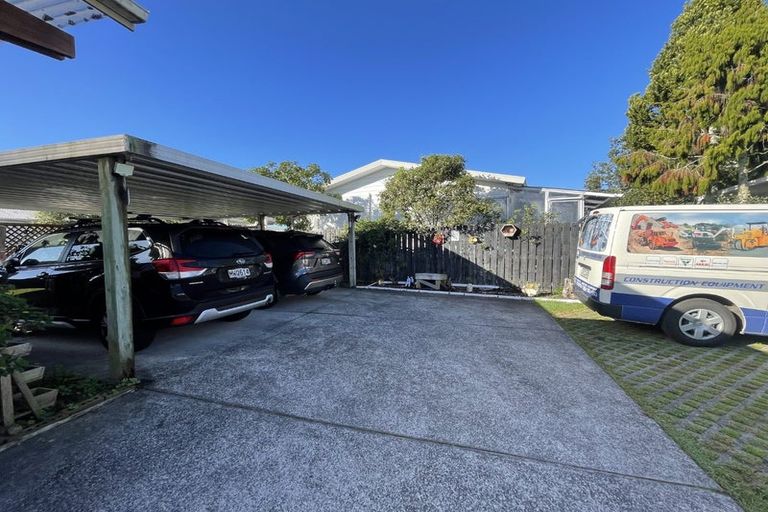 Photo of property in 6 Godley Road, Green Bay, Auckland, 0604
