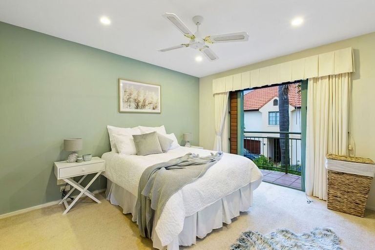 Photo of property in 28 Parkwood Crescent, Gulf Harbour, Whangaparaoa, 0930