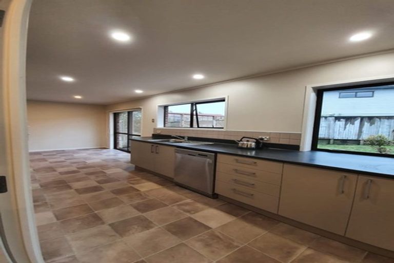 Photo of property in 23 Orinda Close, Botany Downs, Auckland, 2010