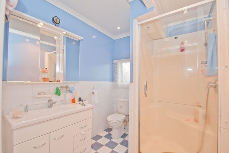 Photo of property in 16 Cypress Place, Sunnynook, Auckland, 0620