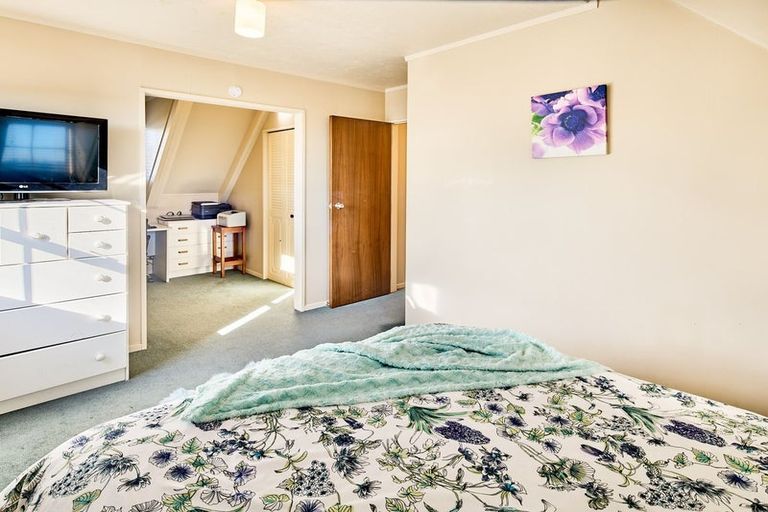 Photo of property in 6 Cleat Street, Whitby, Porirua, 5024