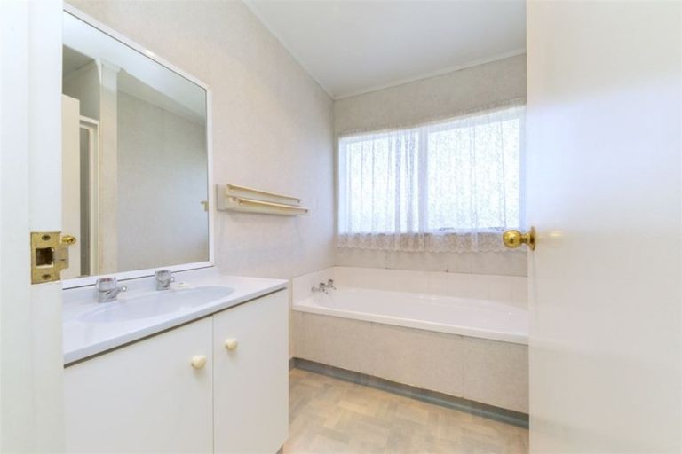 Photo of property in 5 Jacinta Grove, Swanson, Auckland, 0612