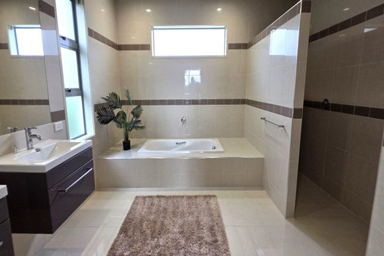 Photo of property in 34 Holcombrooke Lane, Welcome Bay, Tauranga, 3175