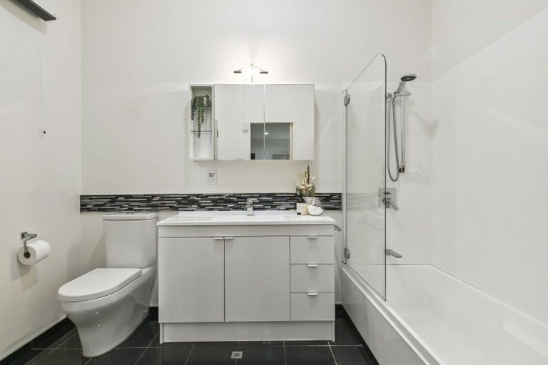 Photo of property in Metro Apartments, 4/220 Thorndon Quay, Pipitea, Wellington, 6011