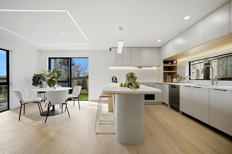 Photo of property in 10 Tusac Place, Totara Vale, Auckland, 0627
