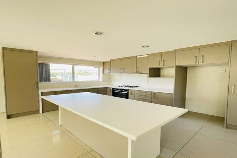 Photo of property in 16 Nan Place, Pakuranga Heights, Auckland, 2010