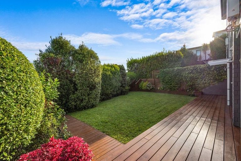 Photo of property in 4b Hilton Close, Fairview Heights, Auckland, 0632