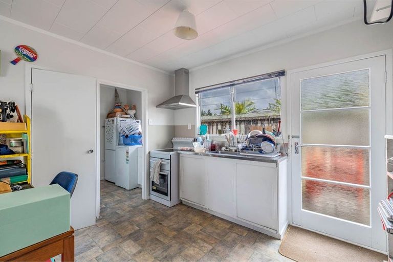 Photo of property in 21 Kamara Road, Glen Eden, Auckland, 0602