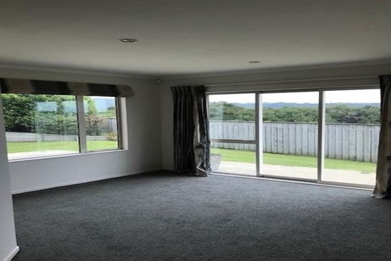 Photo of property in 33 Aspiring Terrace, Aotea, Porirua, 5024