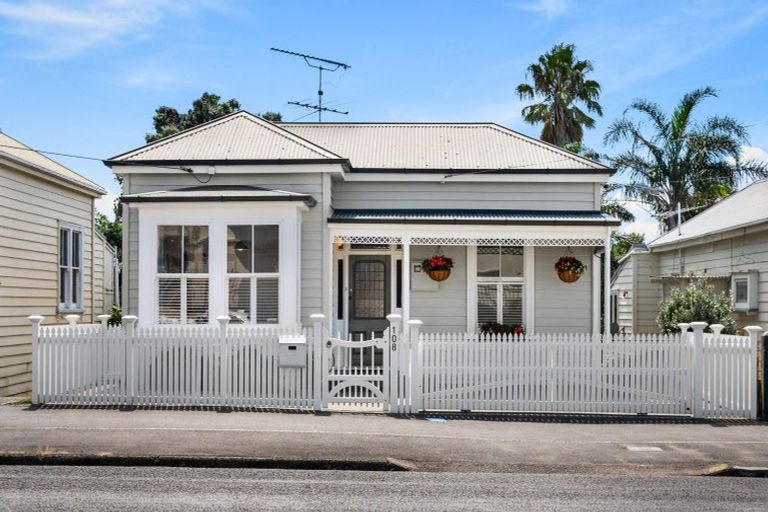 Photo of property in 108 Calliope Road, Stanley Point, Auckland, 0624