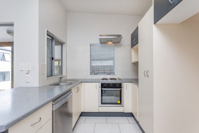 Photo of property in 18 Totaravale Drive, Totara Vale, Auckland, 0629