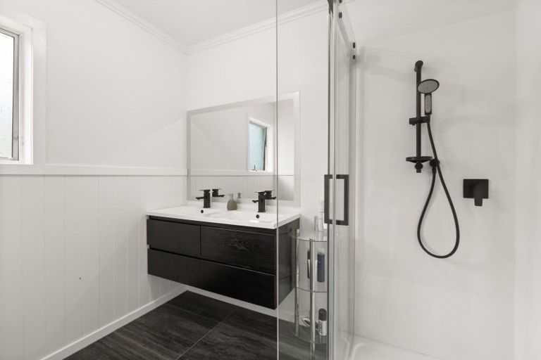 Photo of property in 46 Seaview Road, Marfell, New Plymouth, 4310