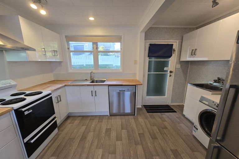 Photo of property in 51b Mana View Road, Paremata, Porirua, 5026