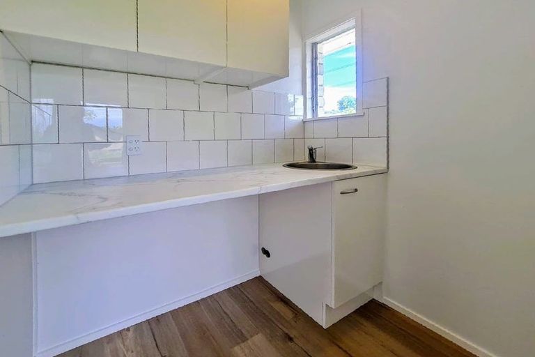 Photo of property in 2/13 Wykeham Place, Glenfield, Auckland, 0629