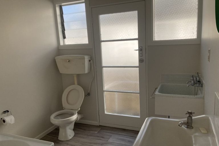 Photo of property in 15 Stamford Park Road, Mount Roskill, Auckland, 1041