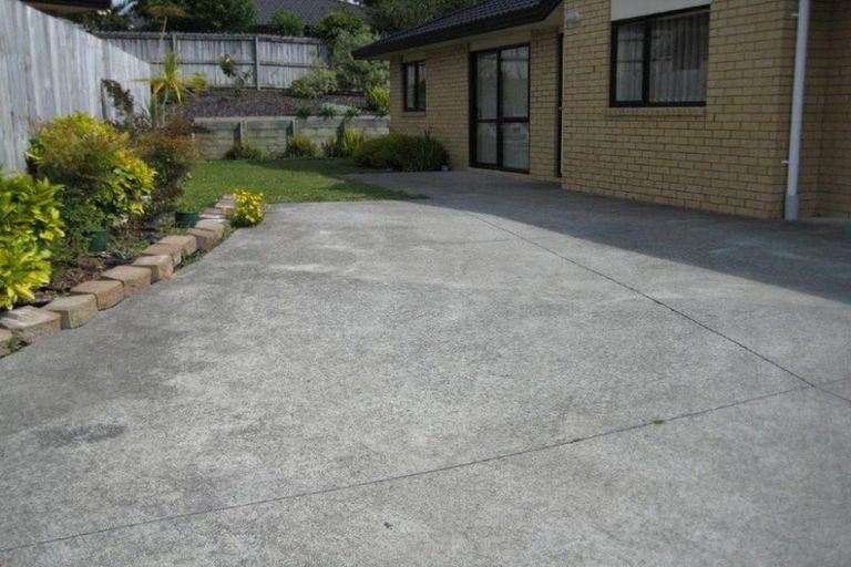 Photo of property in 4 Parkcrest Drive, Henderson, Auckland, 0612