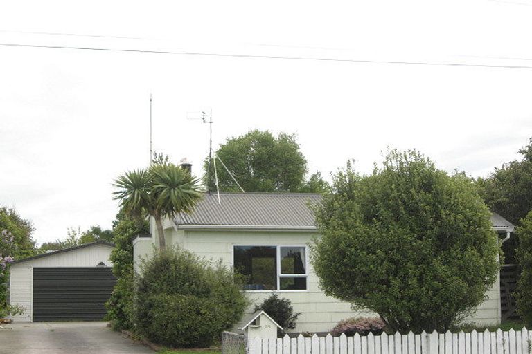 Photo of property in 75 Kings Avenue, Waikuku Beach, 7402