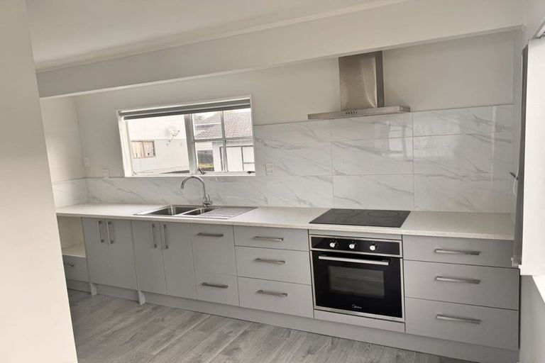 Photo of property in 1/127 Lynn Road, Bayview, Auckland, 0629