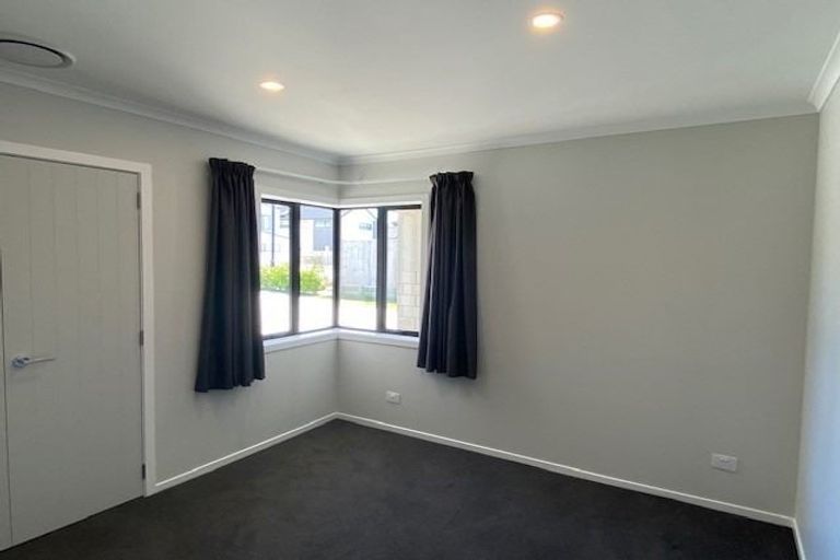 Photo of property in 5 Rotorua Grove, Aotea, Porirua, 5024