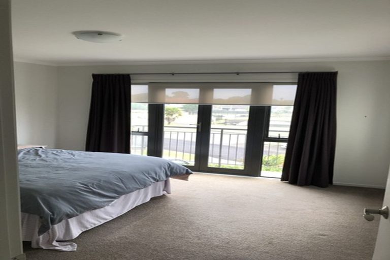 Photo of property in 54 Provence Esplanade, Te Atatu Peninsula, Auckland, 0610