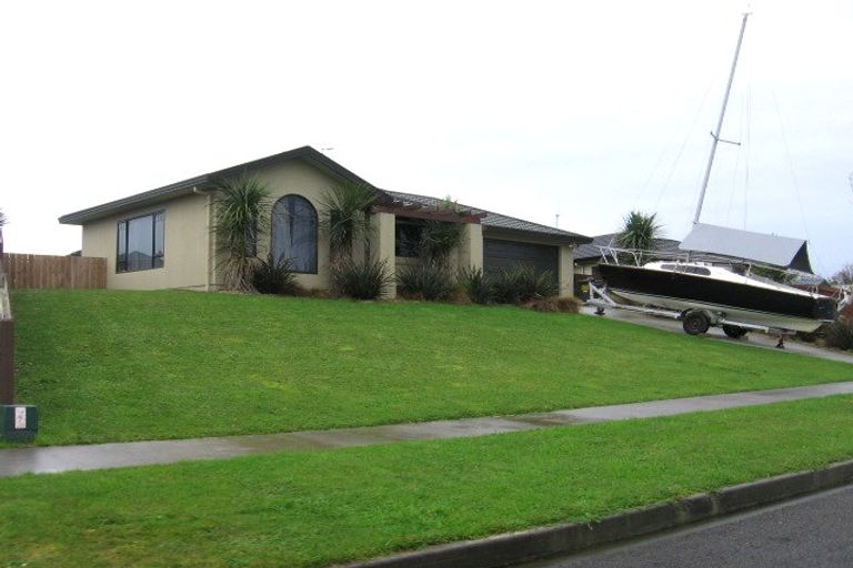 Photo of property in 11 Aspen Way, Kelvin Grove, Palmerston North, 4414