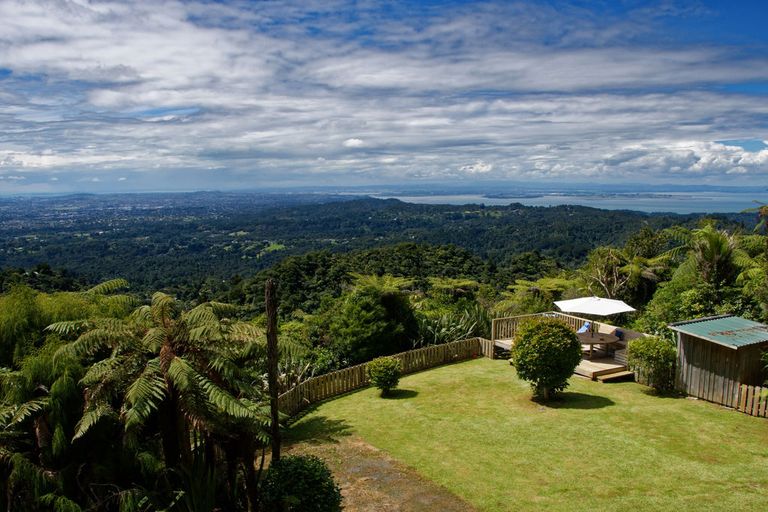 Photo of property in 23 Quinns Road, Waiatarua, Auckland, 0612