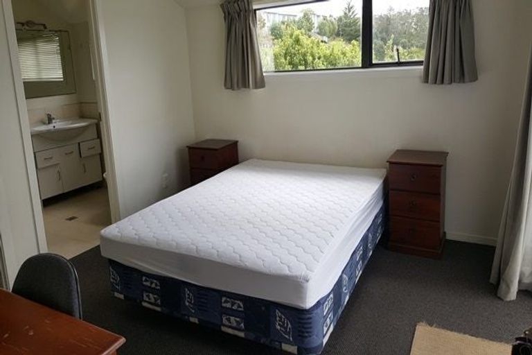 Photo of property in 8d Schnapper Rock Road, Schnapper Rock, Auckland, 0632